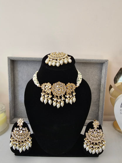 591: Statement Kundan Choker Set with Chandbaalis.